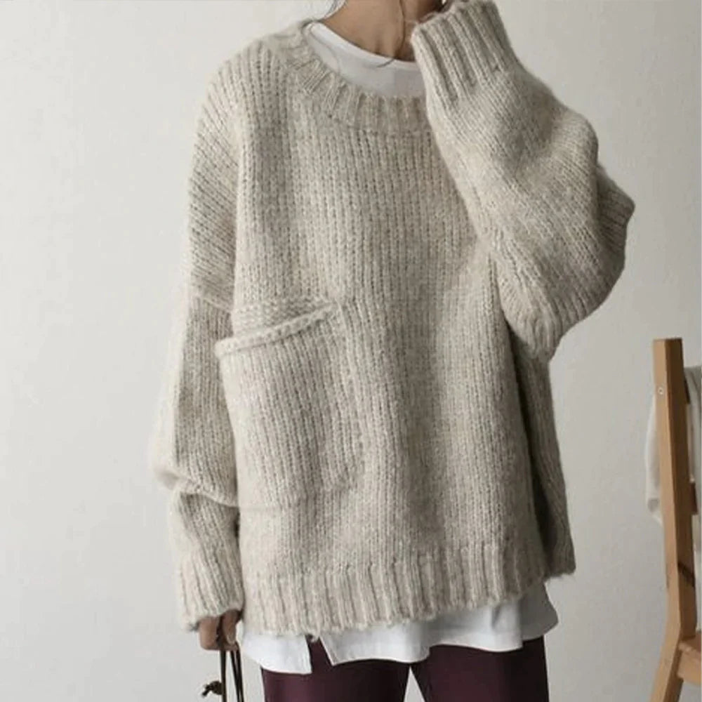 Pull femme oversize porté dans un look décontracté