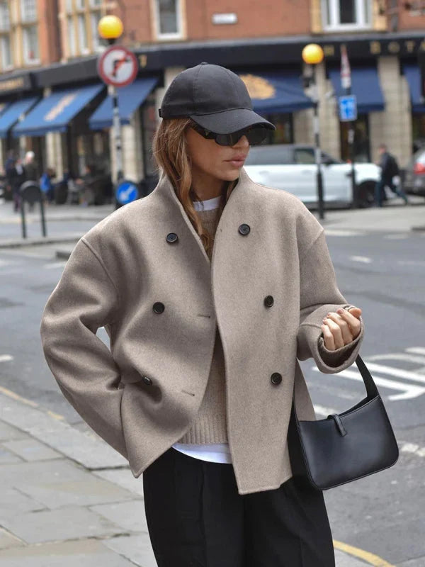 Vue arrière de la veste tailleur femme à manches longues