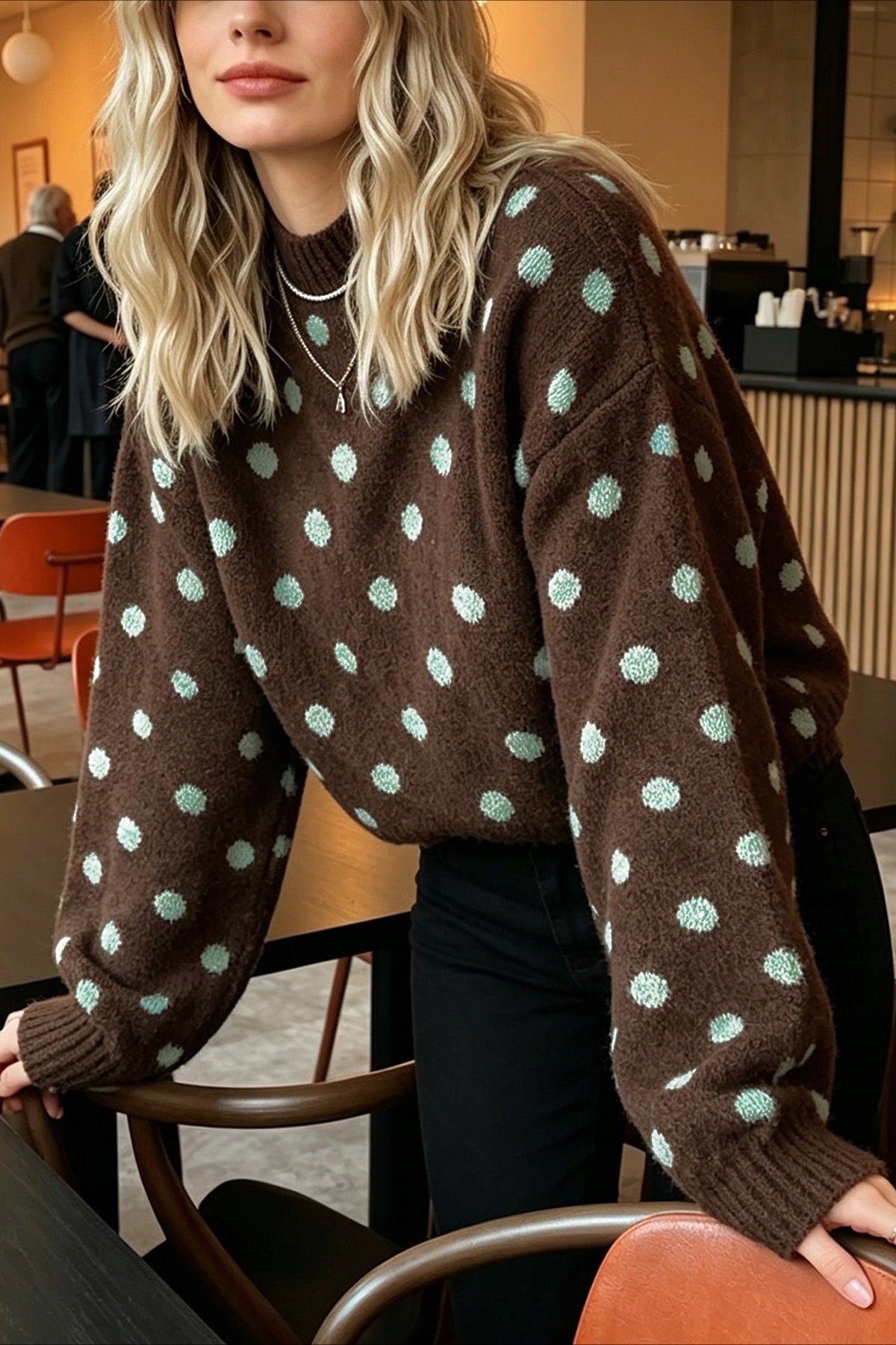 Détail du motif à pois sur un pull femme marron en maille