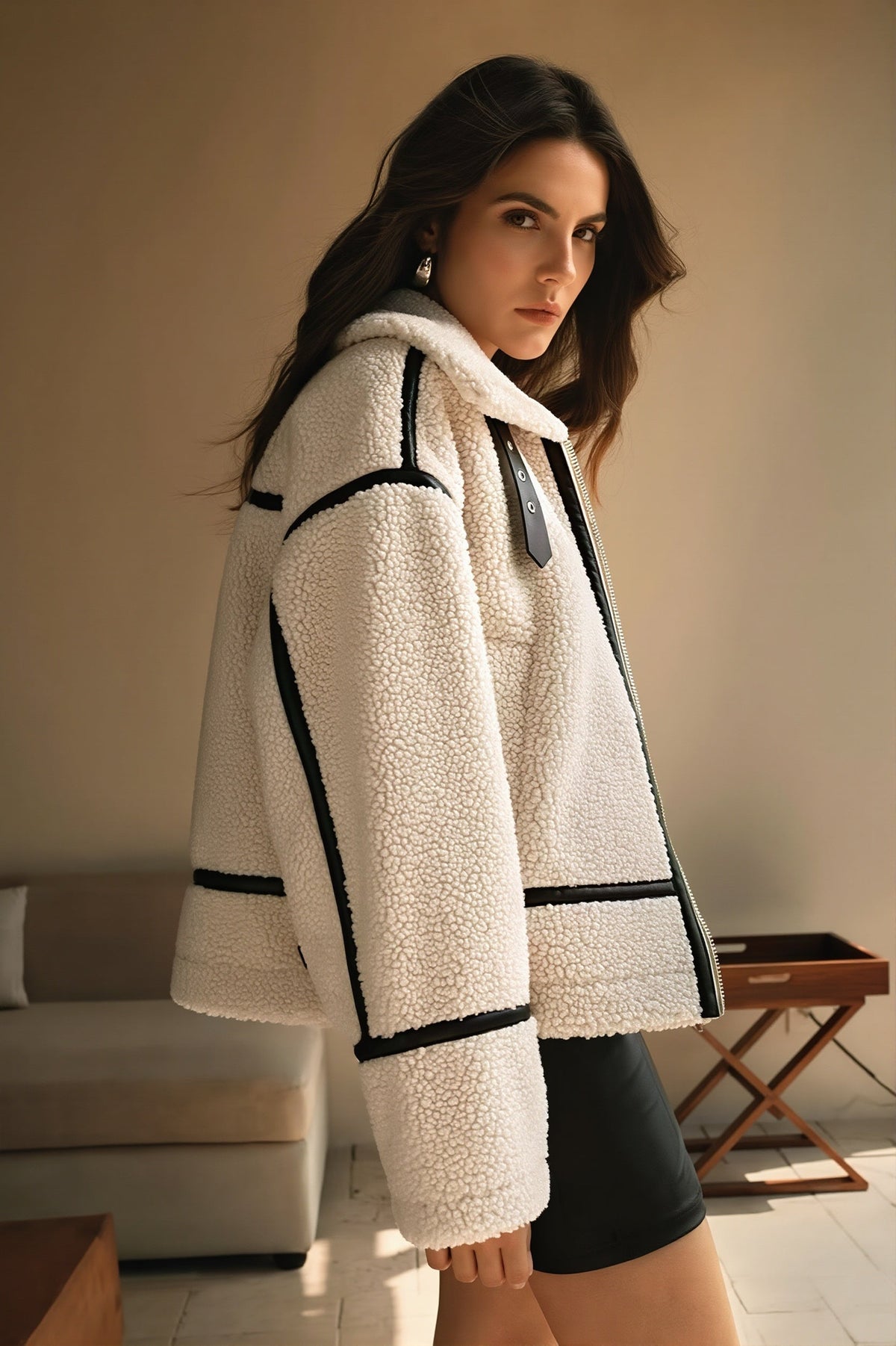 Manteau femme en polaire sherpa présenté de trois quarts.