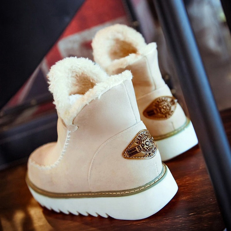 Détail de la doublure douce en fausse fourrure des bottines
