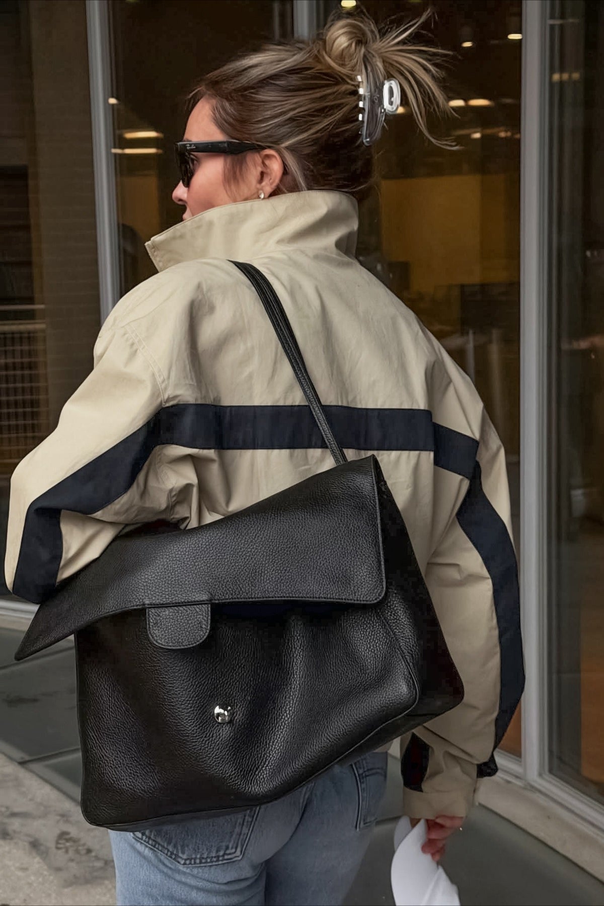 Veste femme à col montant et coupe courte, présentée de face