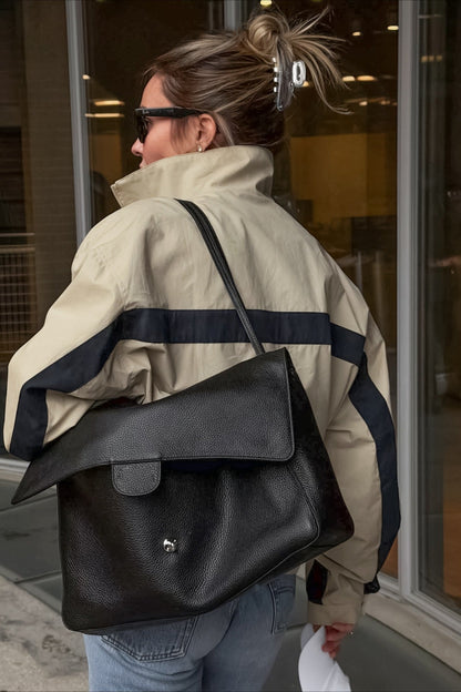 Veste femme à col montant et coupe courte, présentée de face