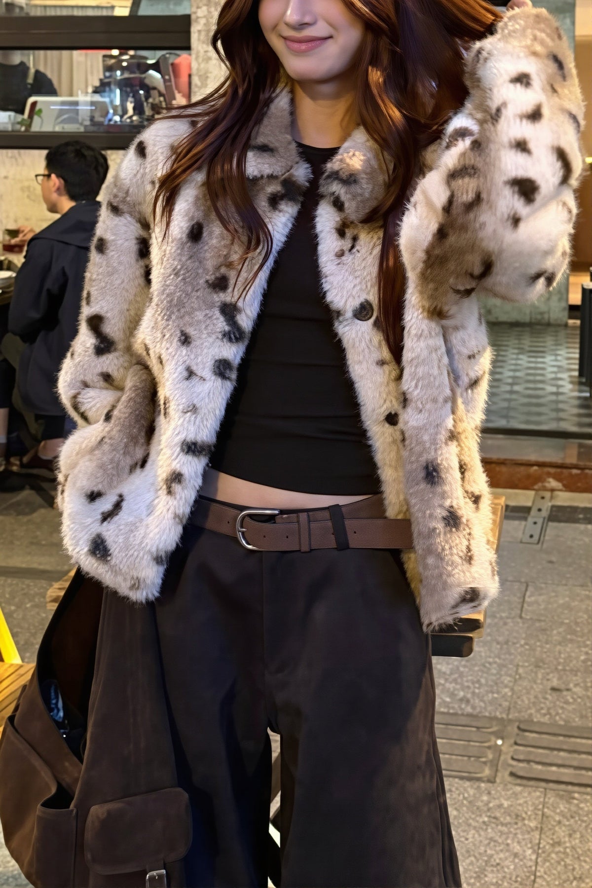Manteau femme en fausse fourrure mouchetée présenté de face
