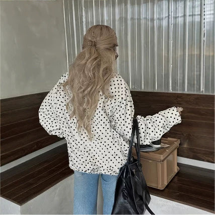 Vue de face de la veste femme à pois et coupe élégante