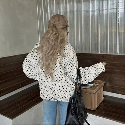 Vue de face de la veste femme à pois et coupe élégante
