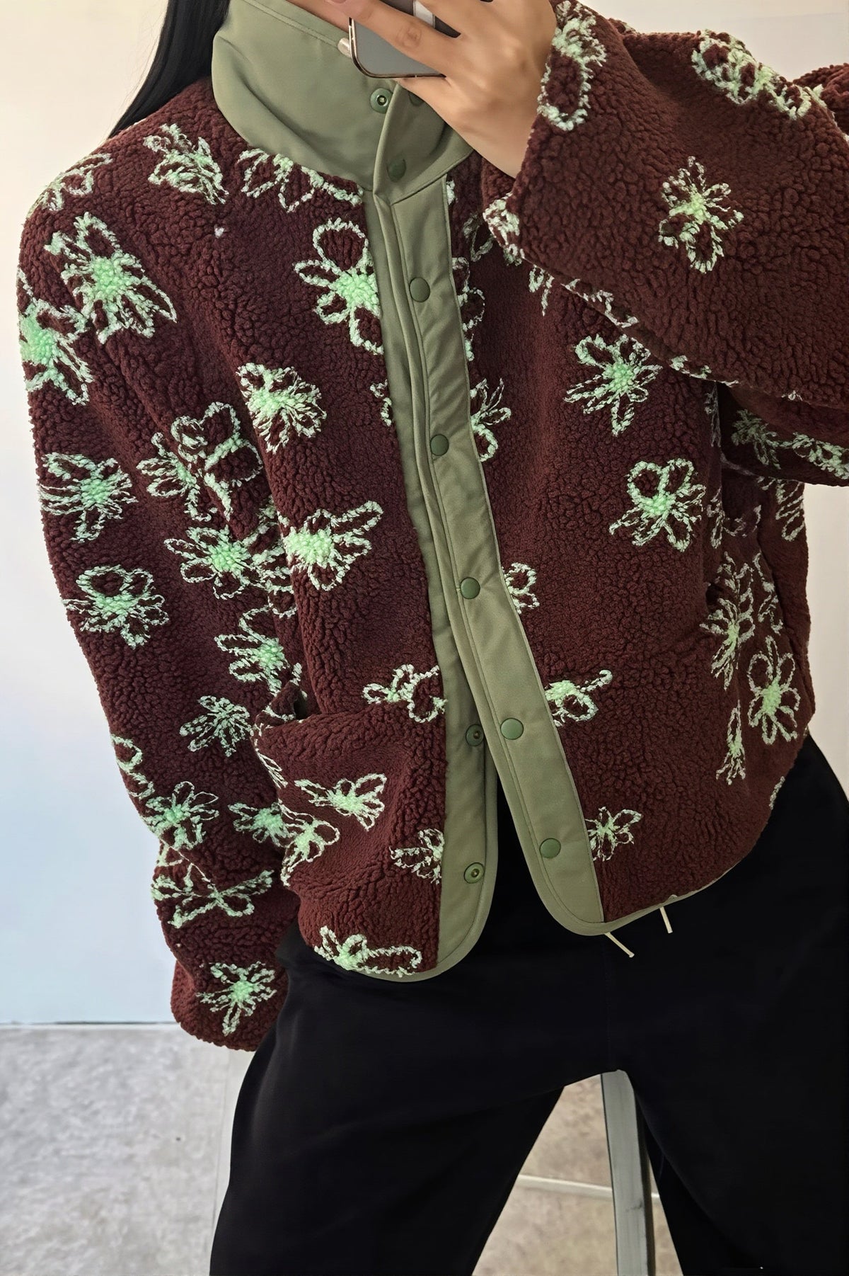 Manteau femme porté avec une tenue décontractée