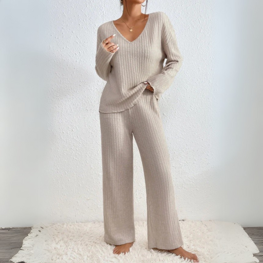Tenue cocooning pour femme avec pull col V et pantalon confortable