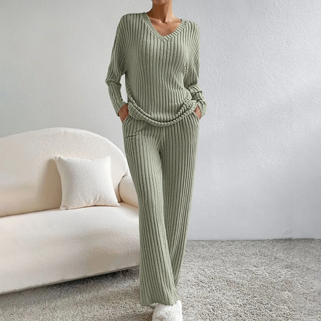 Pantalon droit assorti au pull de l’ensemble détente pour femme