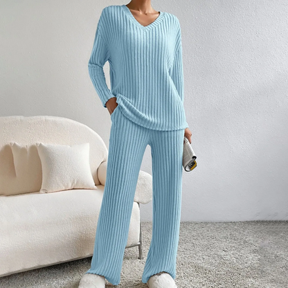Vue complète d’une tenue maison avec pull col V et pantalon droit