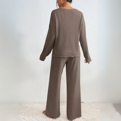 Ensemble détente femme composé d’un pull col V et d’un pantalon droit