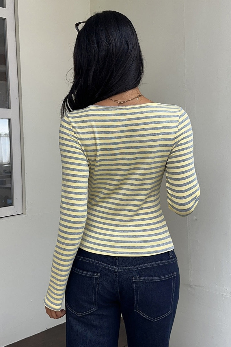 Détail du col rond échancré et des manches longues du t-shirt femme