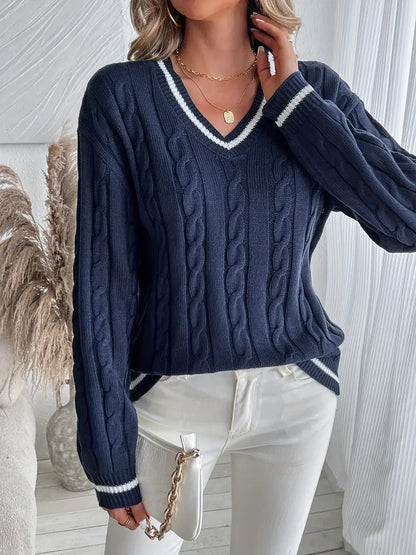 Pull femme ample présenté sous un angle mettant en valeur sa maille