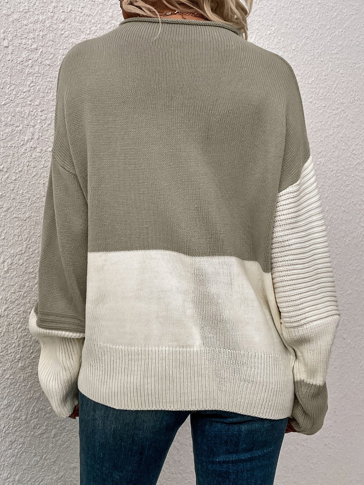 Détail du pull femme montrant sa maille douce et son motif contrasté