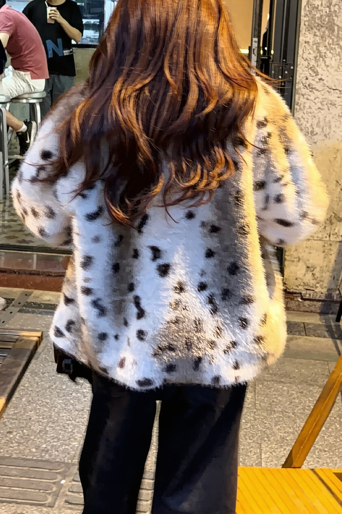 Fermeture zippée sur le devant du manteau en fausse fourrure