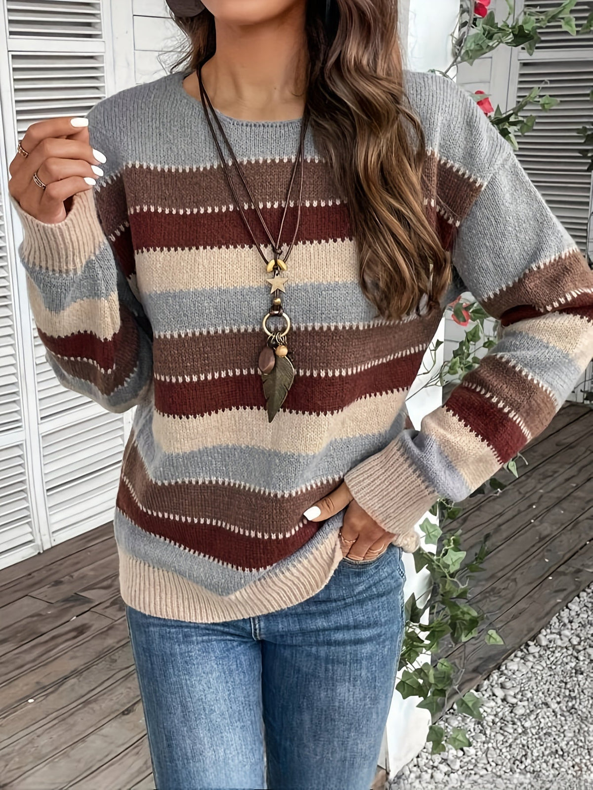 Pull femme rayé porté dans une tenue décontractée