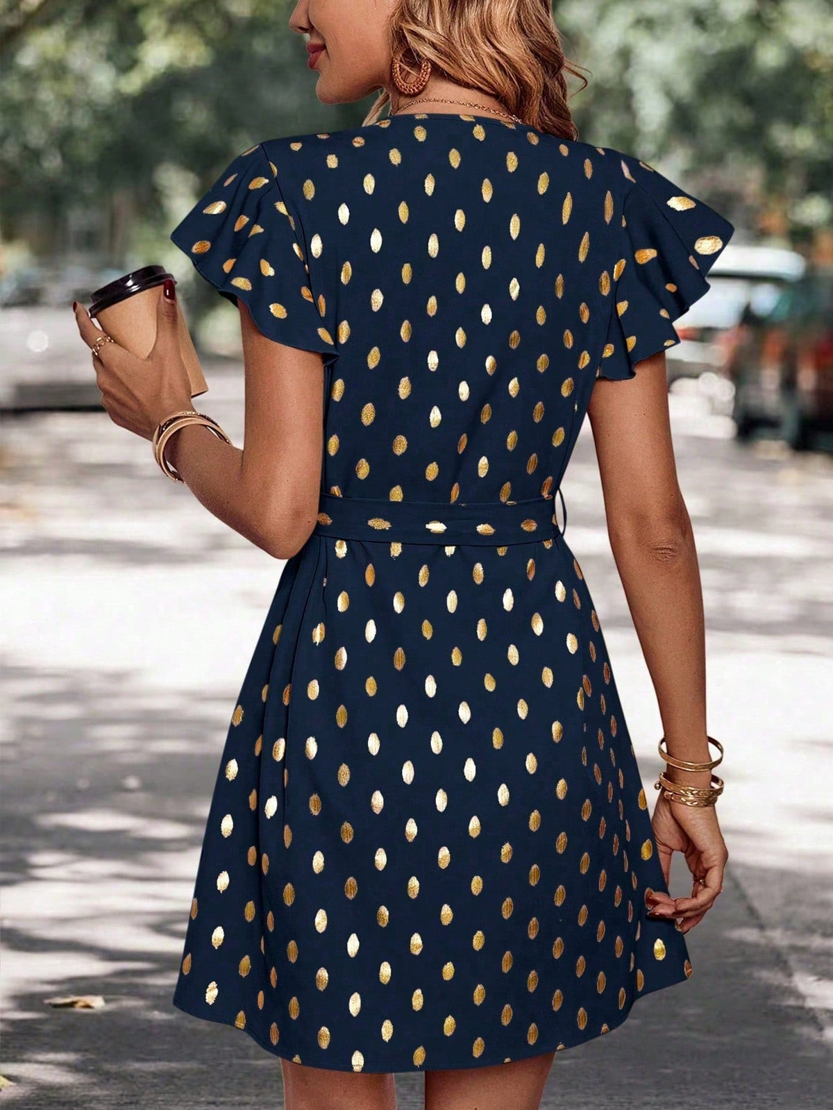 Détail de la taille haute de la robe midi à pois