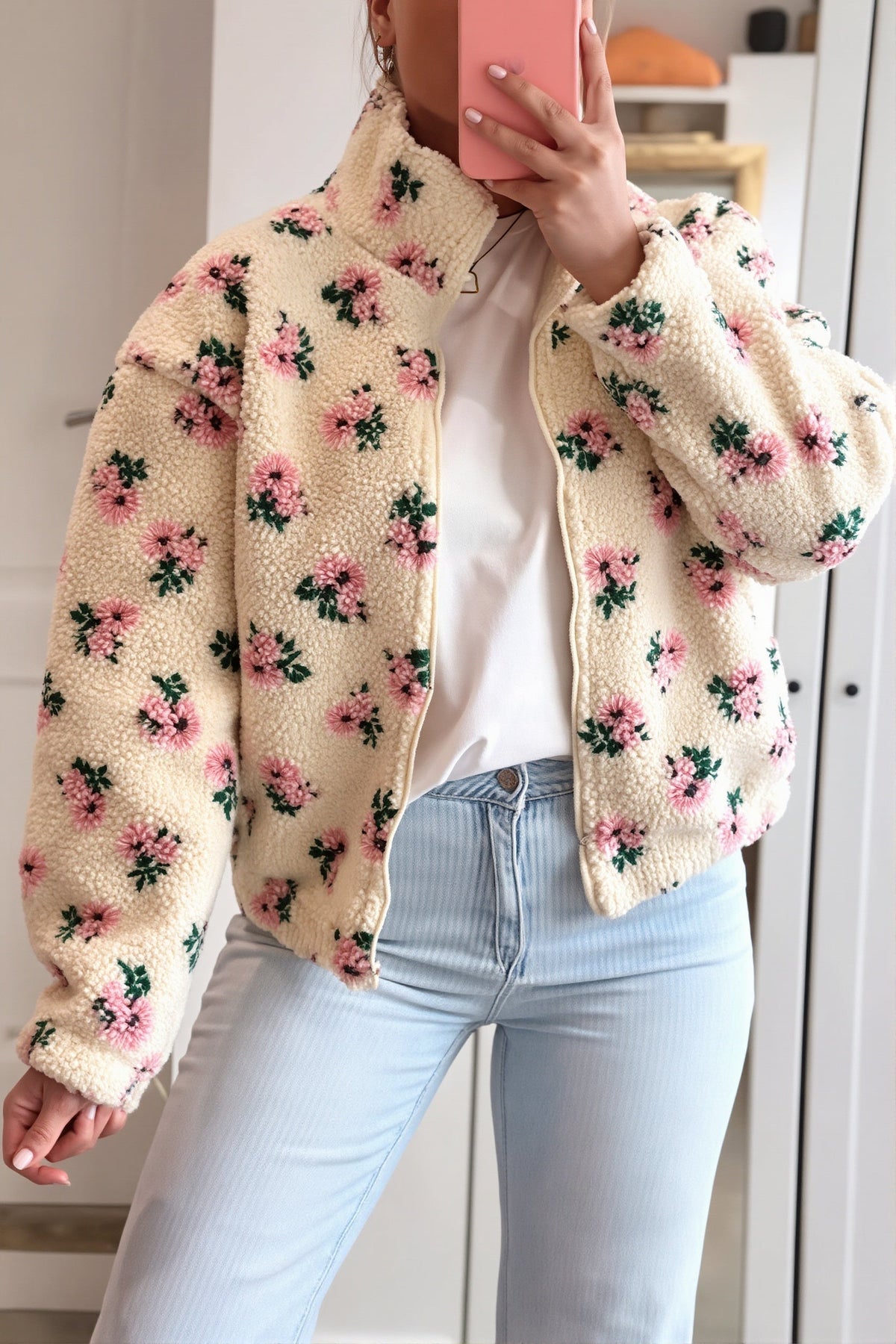 Veste polaire douce à motif fleuri portée de face