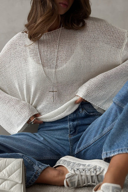 Détail de la maille ajourée et des épaules dénudées du pull femme