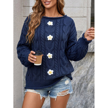 Détail de l’encolure et des manches du pull femme crocheté