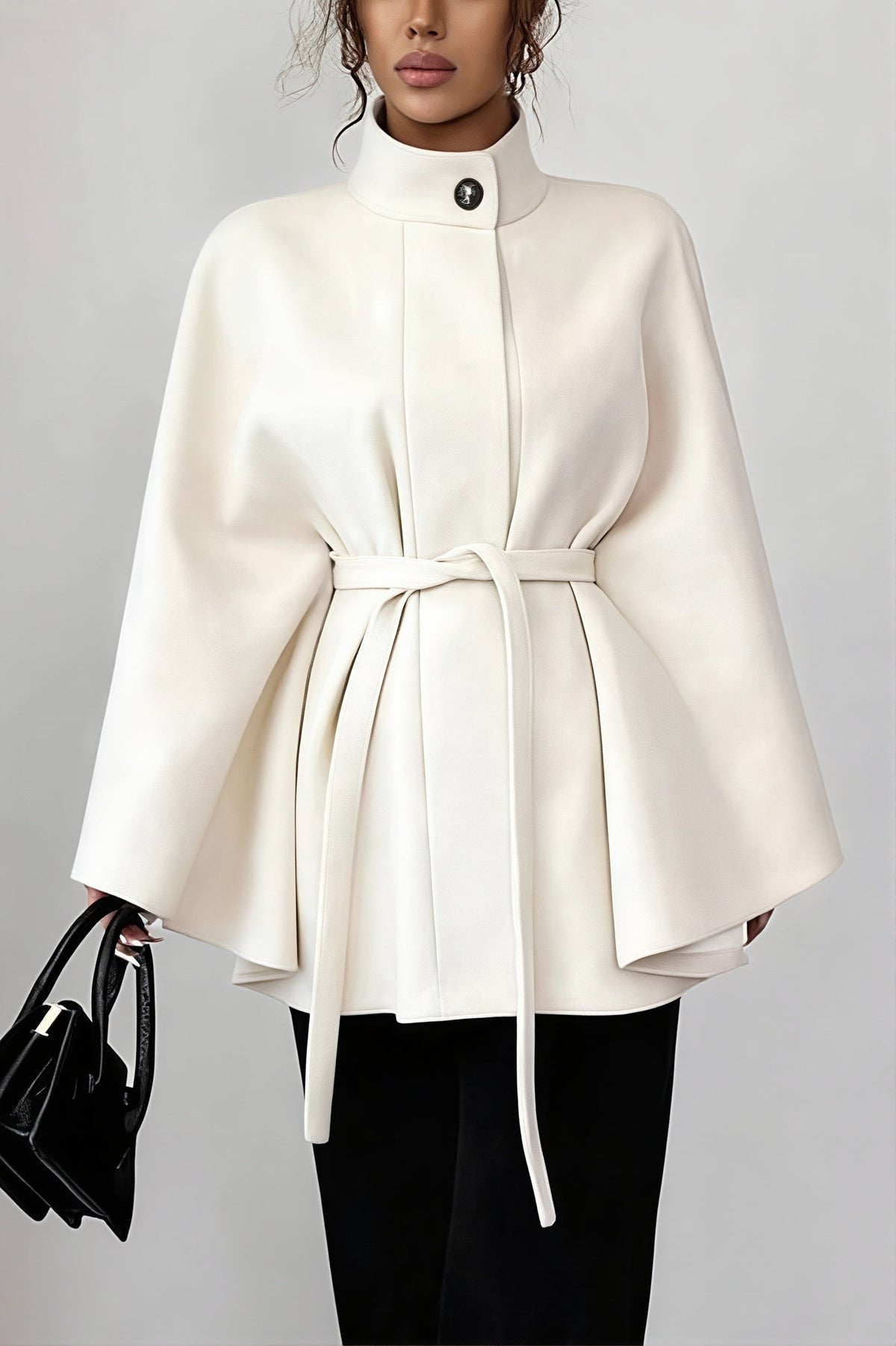 Détail de la texture aspect laine de la veste cape