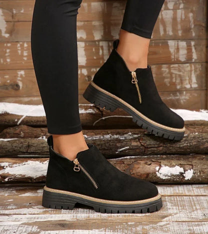 Bottines femme à bout rond portées avec une tenue décontractée