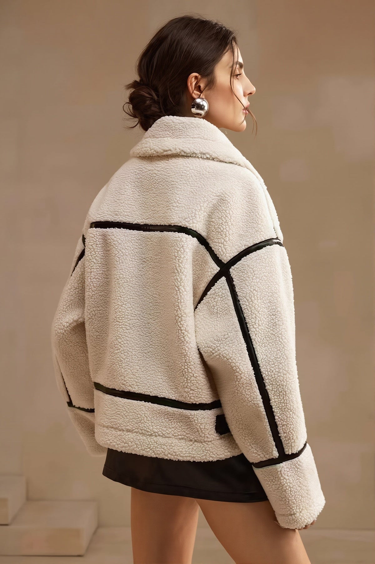 Manteau femme en polaire sherpa porté dans une tenue décontractée.