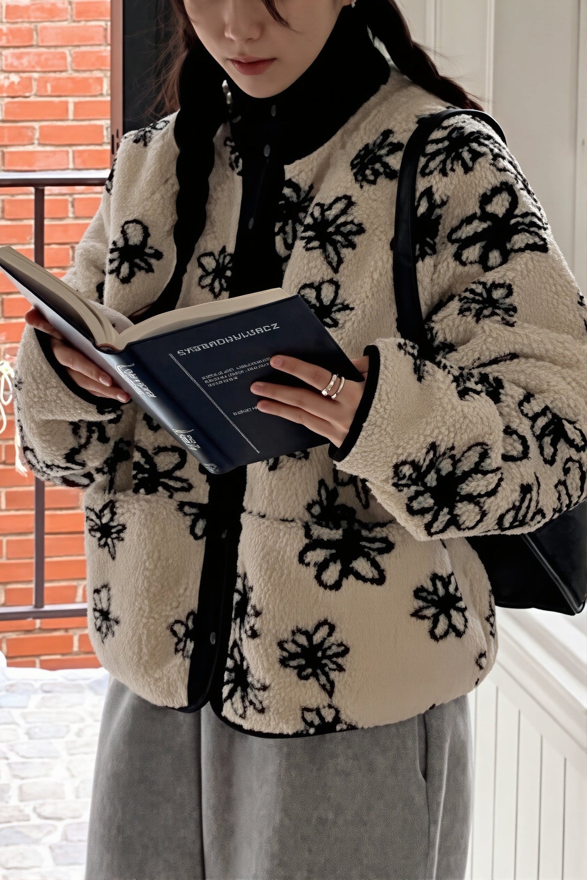 Manteau polaire fleuri pour femme, présenté ouvert sur le devant