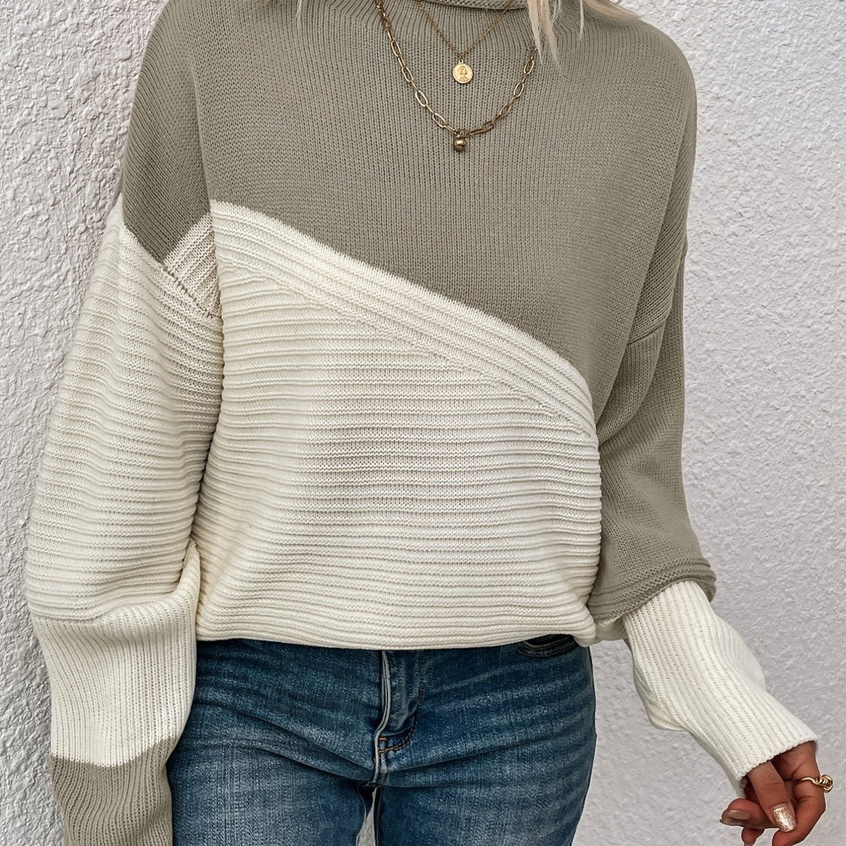 Pull femme à motif contrasté et coupe décontractée, présenté de face