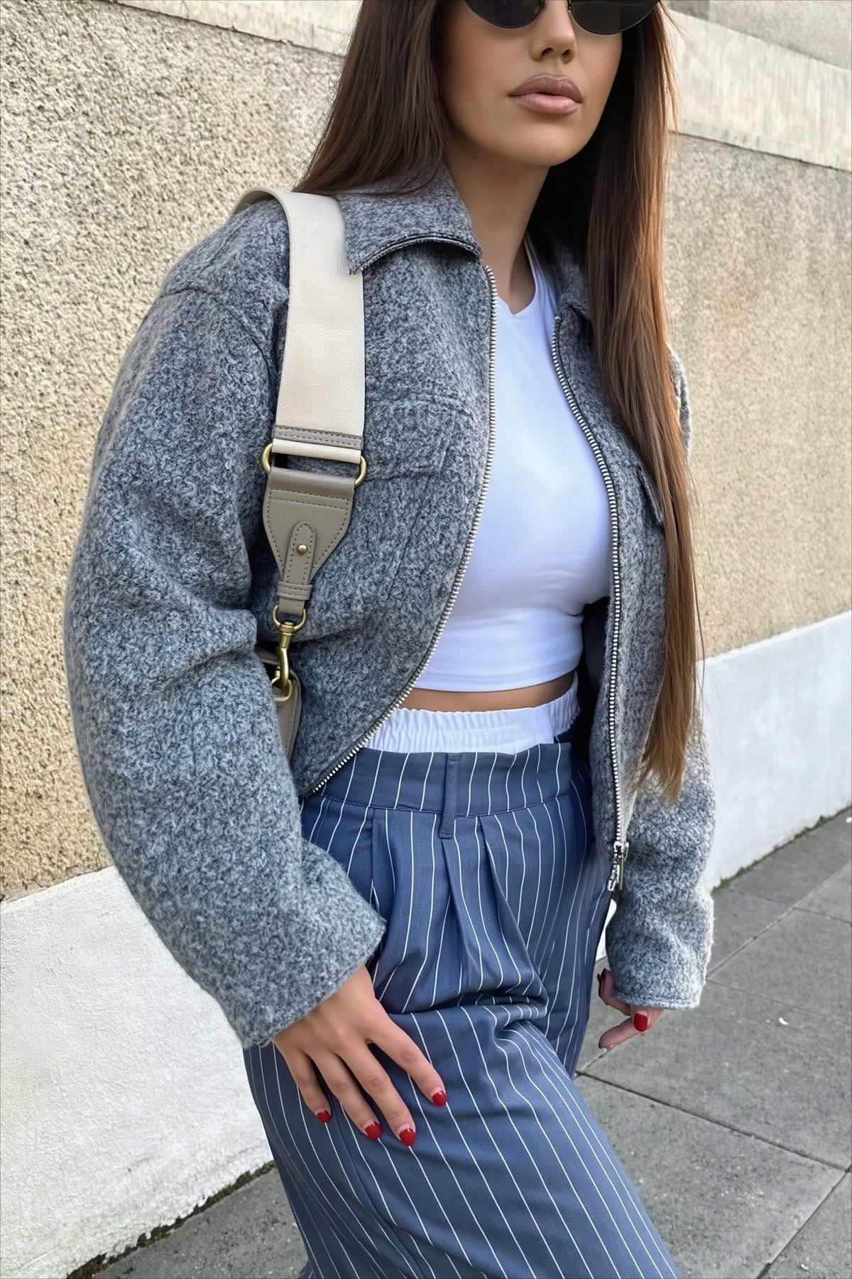 Vue de face d’une veste courte pour femme en bouclé zippée