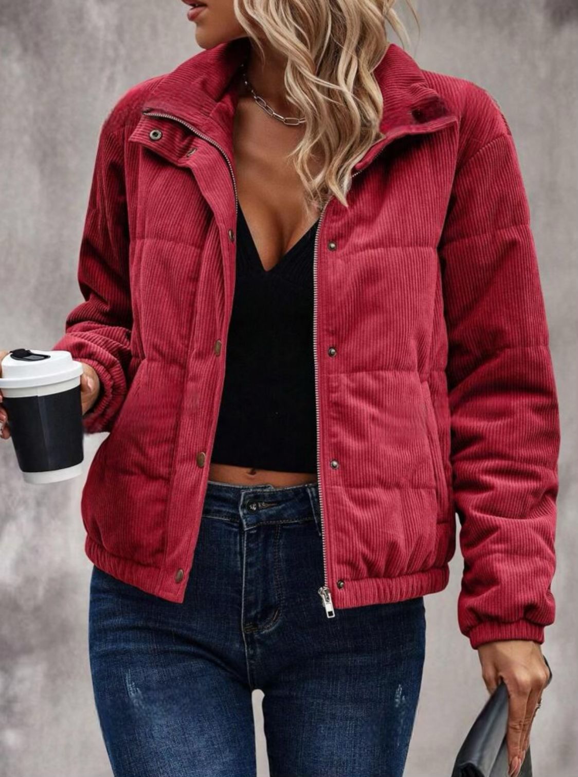Veste femme à col roulé présentée dans une tenue quotidienne