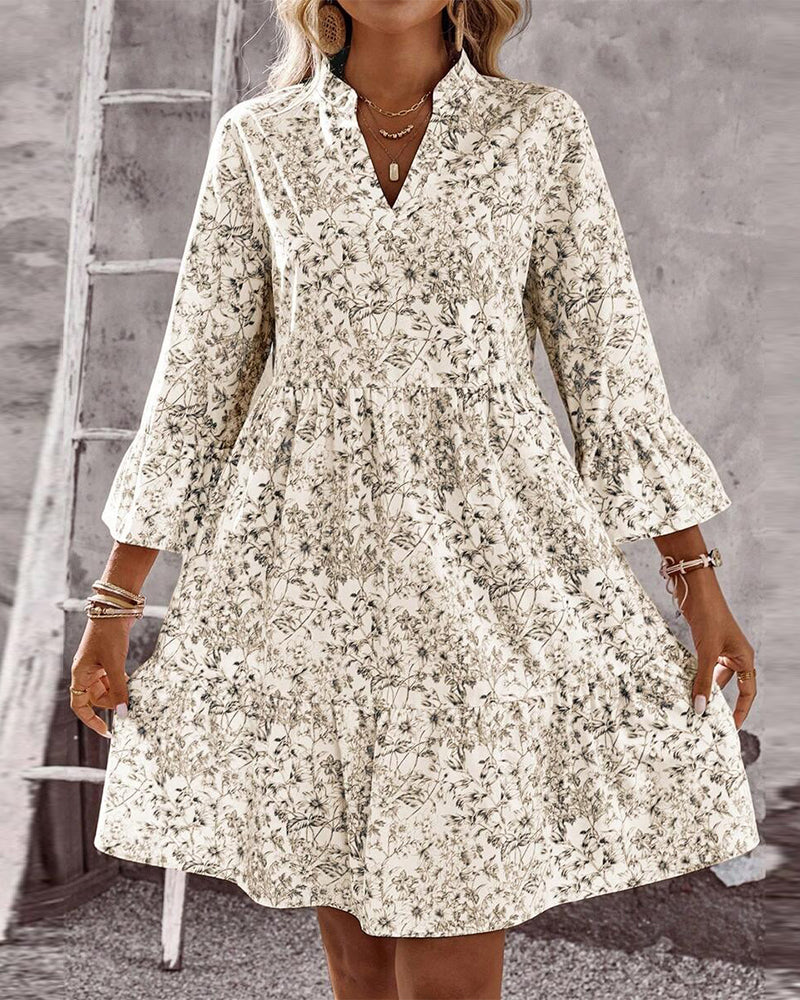 Motif floral visible sur le buste de la robe trapèze femme