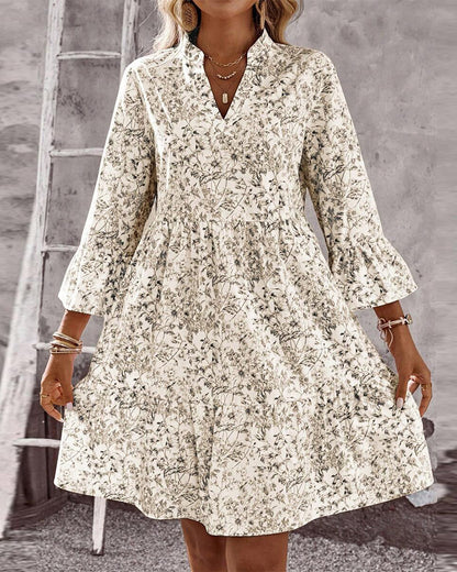 Motif floral visible sur le buste de la robe trapèze femme