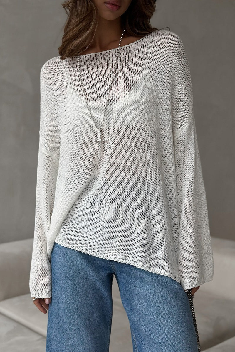 Pull femme à épaules dénudées porté avec une tenue décontractée
