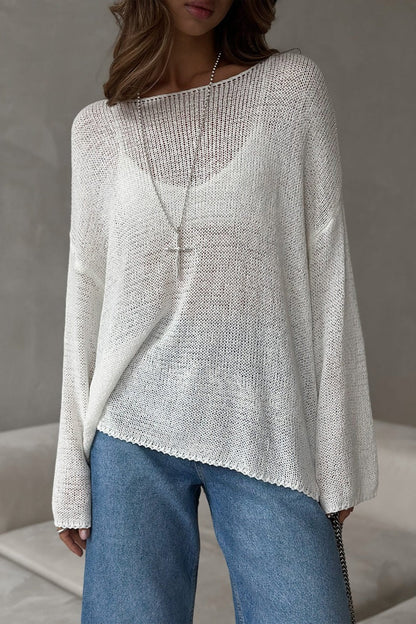 Pull femme à épaules dénudées porté avec une tenue décontractée