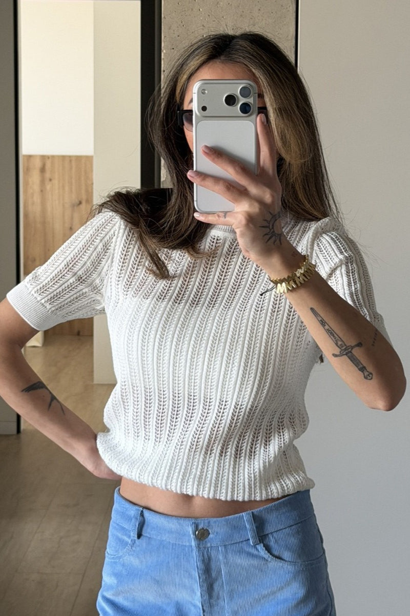 Pull femme en maille ajourée à manches courtes présenté de face