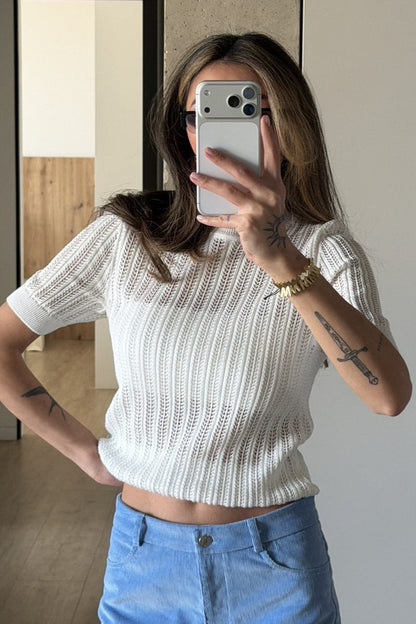 Pull femme en maille ajourée à manches courtes présenté de face