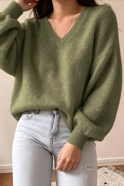 Pull femme oversize vert olive porté dans un style décontracté