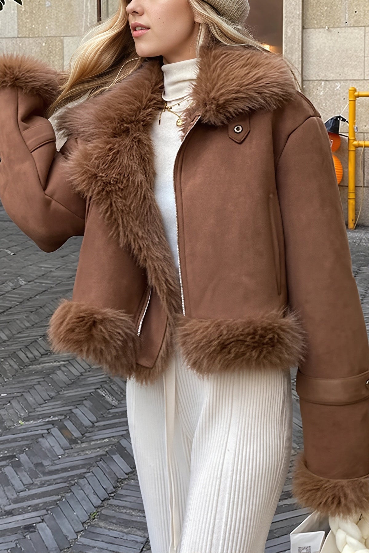 Manteau femme en suédine présenté dans une tenue de saison