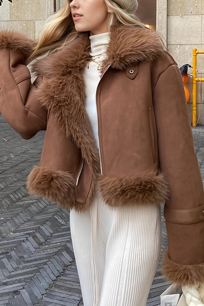 Manteau femme en suédine présenté dans une tenue de saison