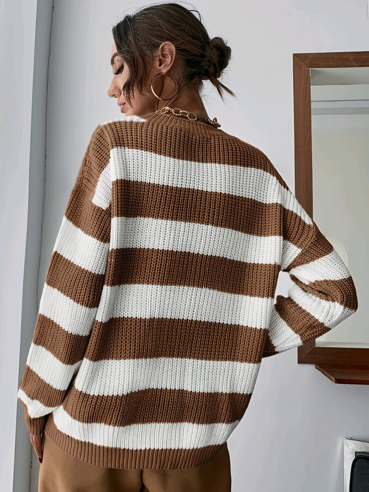 Pull décontracté à motif rayé présenté porté