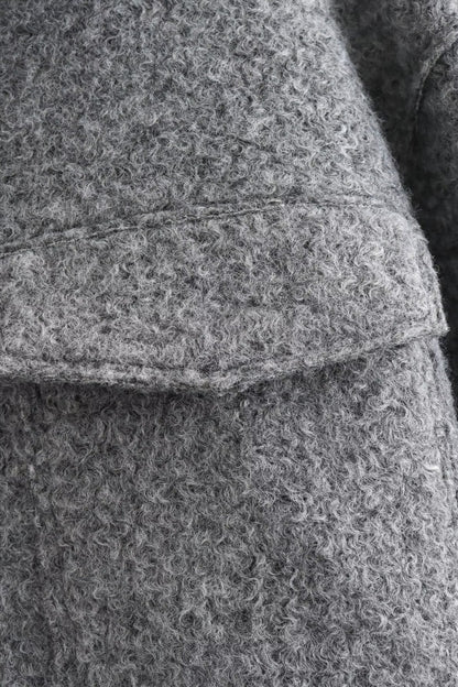 Vue arrière d’une veste femme courte en bouclé au style contemporain