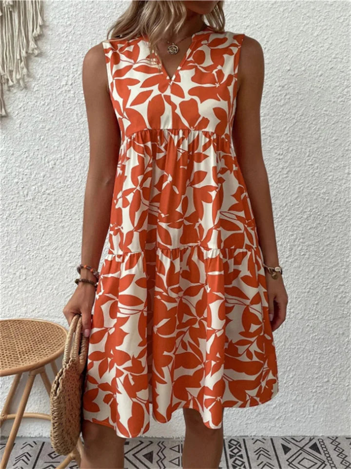Robe femme évasée à motif floral présentée en situation pour un look estival décontracté.
