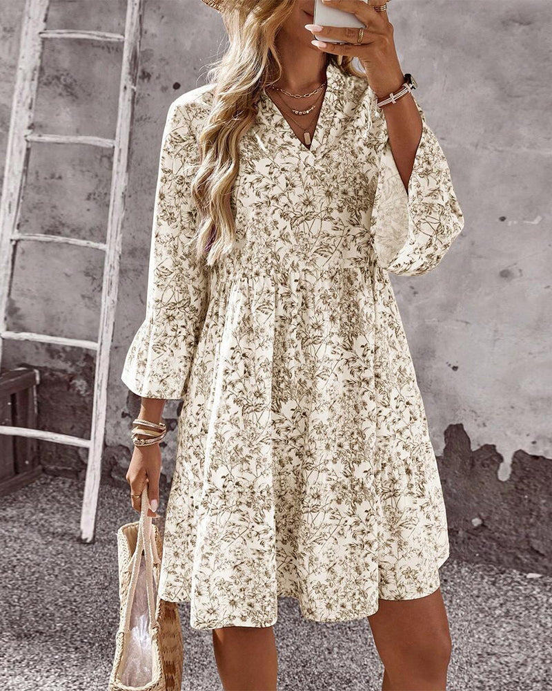 Robe trapèze fleurie pour femme présentée de trois quarts