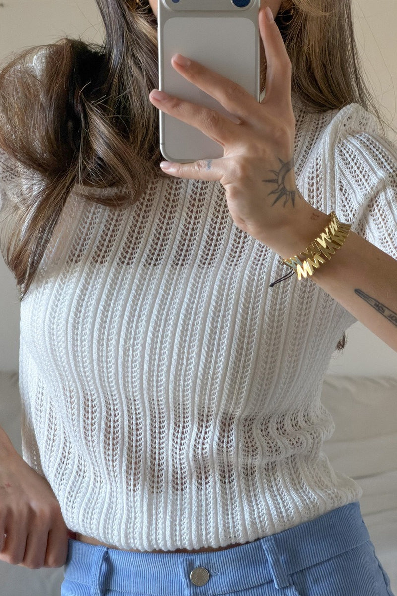 Vue rapprochée de la maille ajourée du pull femme