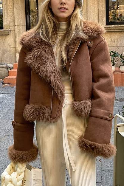 Vue latérale du manteau court en suédine pour femme