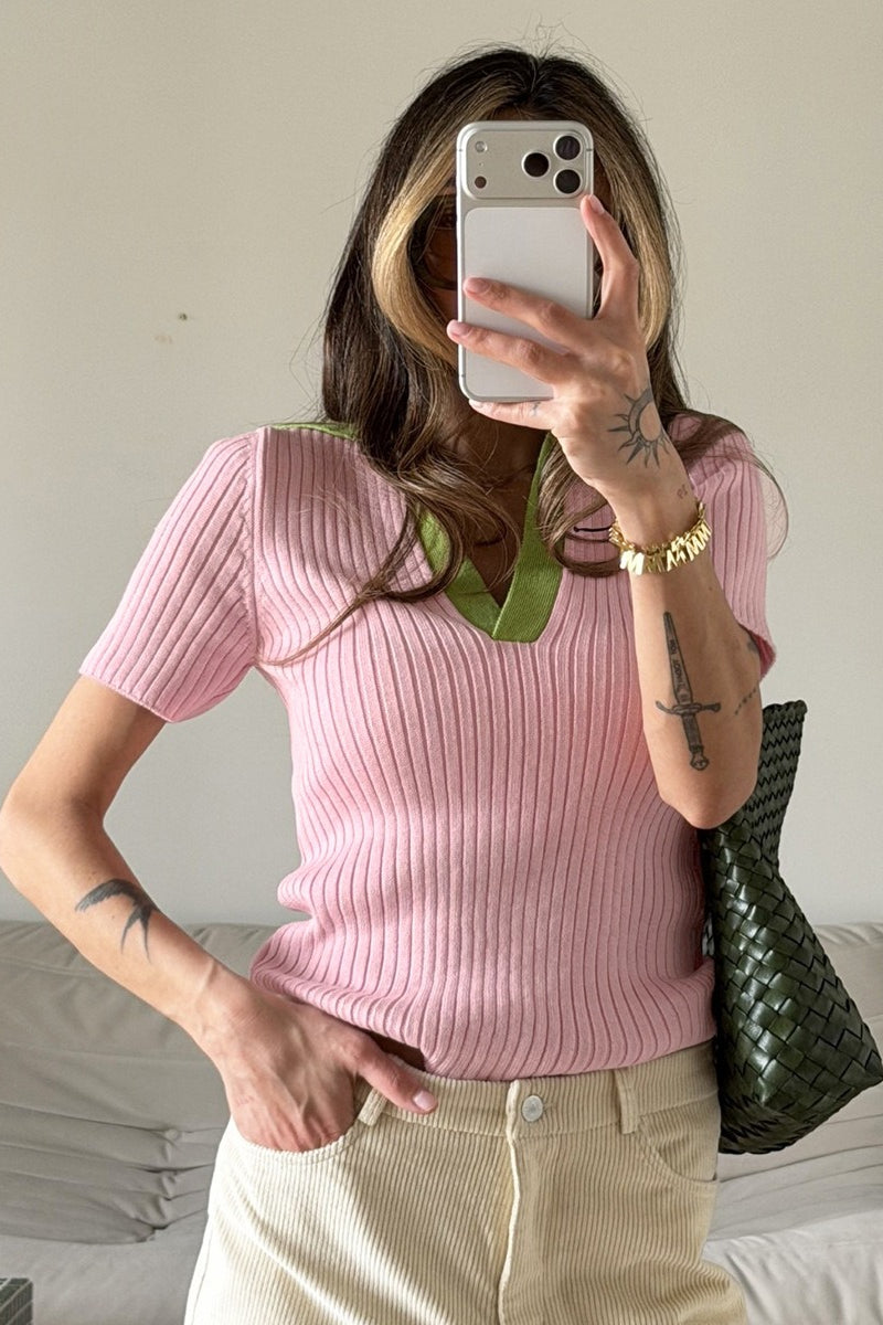Col polo contrasté et encolure du pull en maille