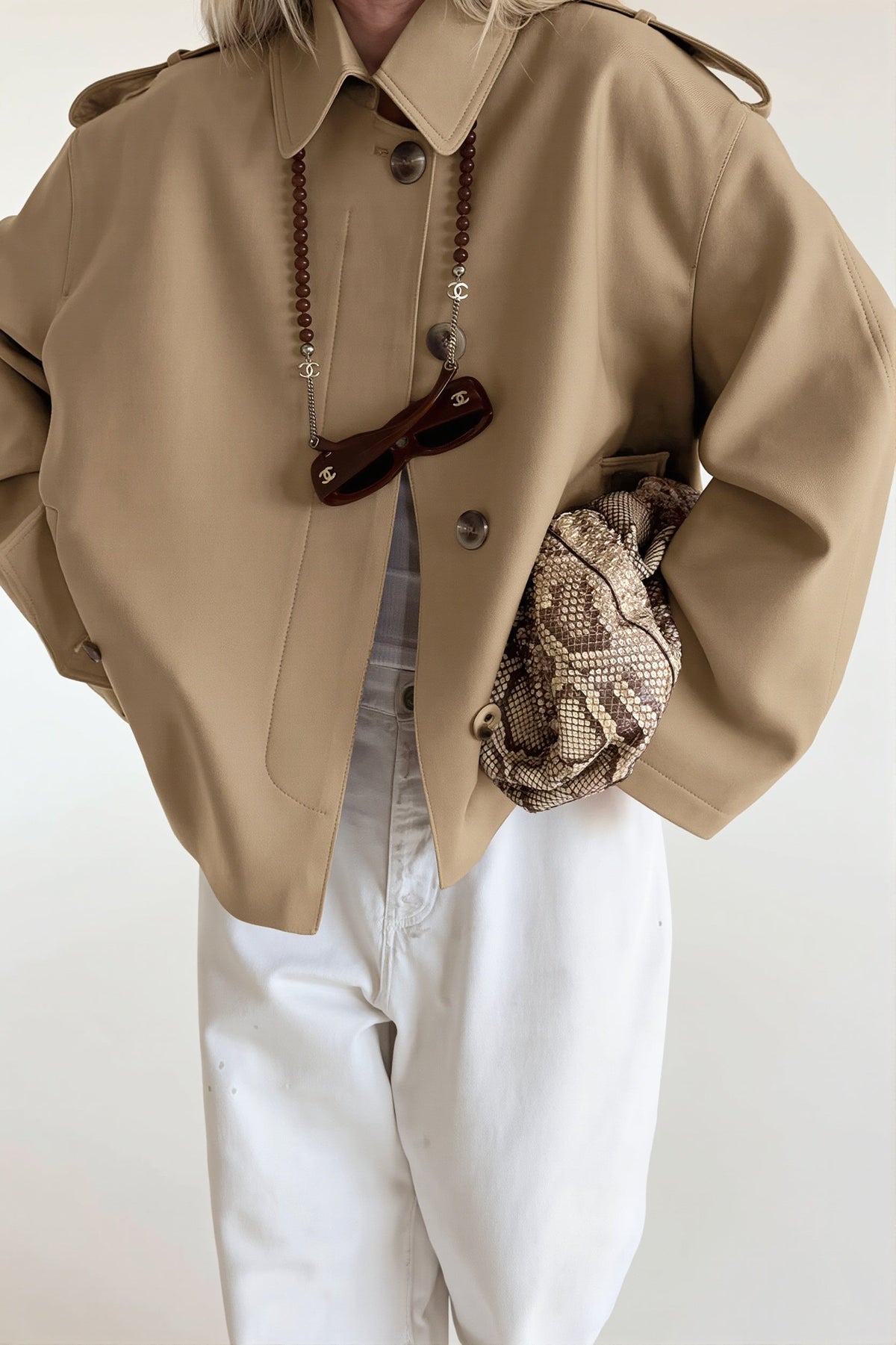 Détail de la ceinture amovible du trench et de sa taille ajustée