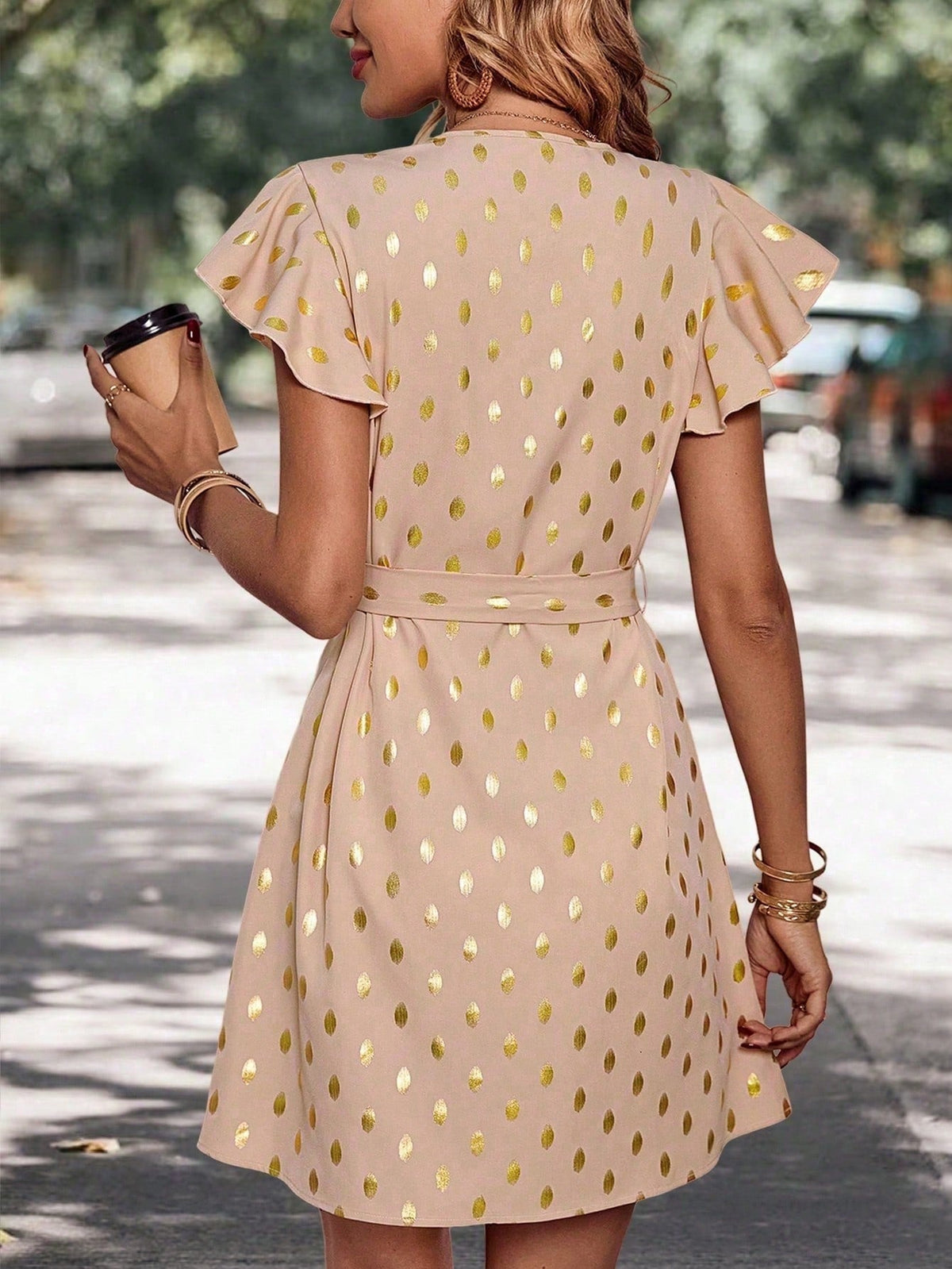 Robe midi à pois présentée dans une tenue élégante