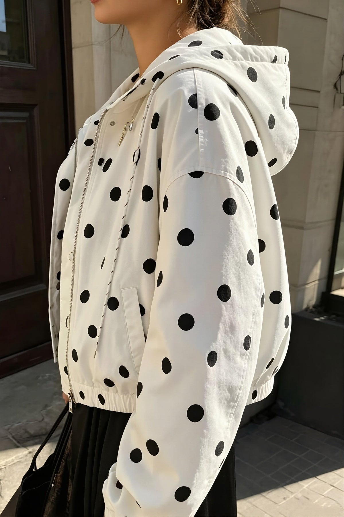 Vue de face de la veste courte à capuche à pois pour femme